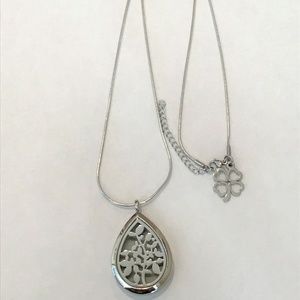 Teardrop Aromatherapy Necklace w/4 Leaf Clover